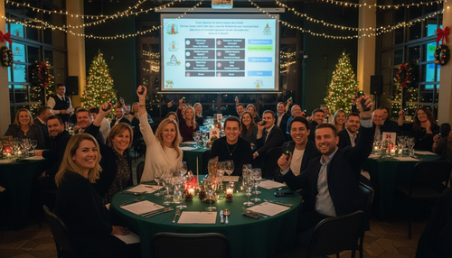 Glückliche Teilnehmende beim Teamevent Team-Quiz während einer Weihnachtsfeier – organisiert von bo events