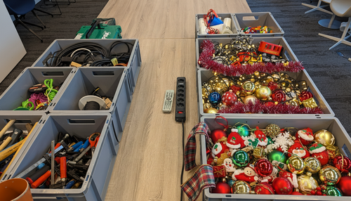 verschiedene Materialien für eine Weihnachtsfeier mit X-Mas Dominoeffekt von bo events.