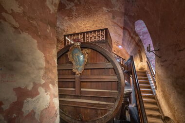 Das größte Weinfass der Welt - Das erste riesige Fass des Heidelberger Schlosses mit einem Fassungsvermögen von 127.000 Litern wurde bereits zwischen 1589 und 1591 gebaut.