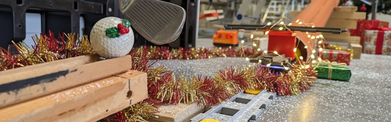 Ausschnitt einer Kettenreaktion beim X-Mas Dominoeffekt einer Weihnachtsfeier mit bo events.