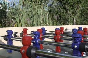 Nahansicht der Figuren eines Tischkicker ohne Bemalung nach einem Tischkickerbau Teamevent mit bo events.