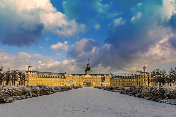 Das Schloss Karlsruhe in der verschneiten Weihnachtszeit.