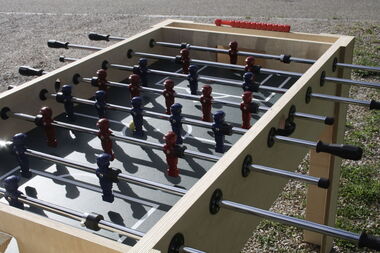 Fertiger Tischkicker Seitenansicht ohne Bemalung nach einem Tischkickerbau Teamevent mit bo events.