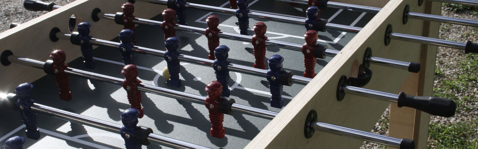 Fertiger Tischkicker Seitenansicht ohne Bemalung nach einem Tischkickerbau Teamevent mit bo events.