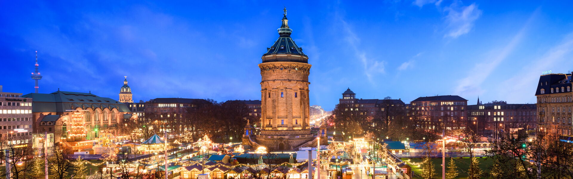 Der Wasserturm in Mannheim zur Weihnachtszeit.