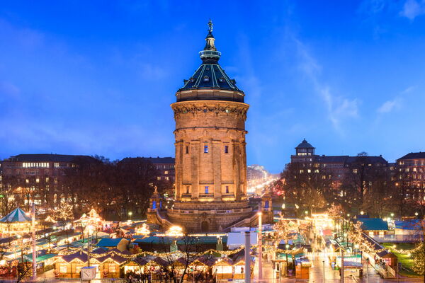 Der Wasserturm in Mannheim zur Weihnachtszeit.