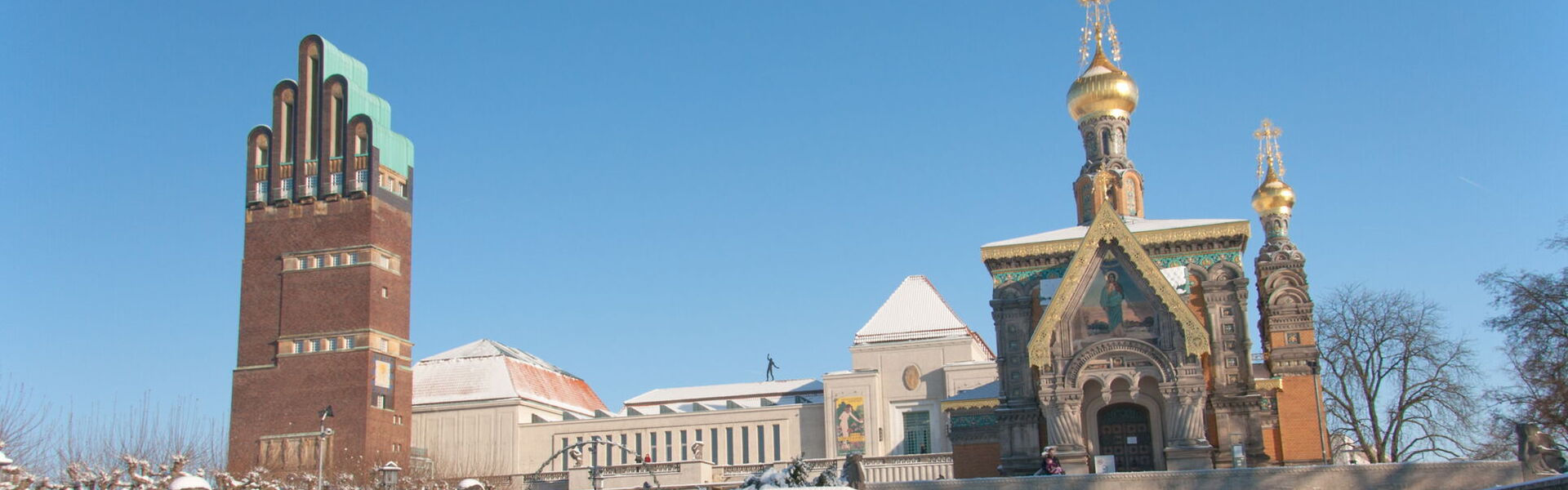 Die Mathildenhöhe in Darmstadt mit russischer Kapelle und Hochzeitsturm in der Weihnachtszeit.