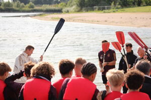 Die U-17-Fußball-Nationalmannschaft 2023 während des Floßbau Teamevent und Teambuilding mit bo events.