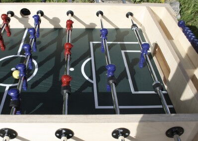 Nahansicht eines fertigen Tischkicker ohne Bemalung nach einem Tischkickerbau Teamevent mit bo events.