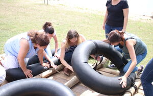 Gruppe beim Schwimmbrückenbau Teamevent/Teambuilding/Betriebsausflug mit bo events am Freizeitsee in Biblis.