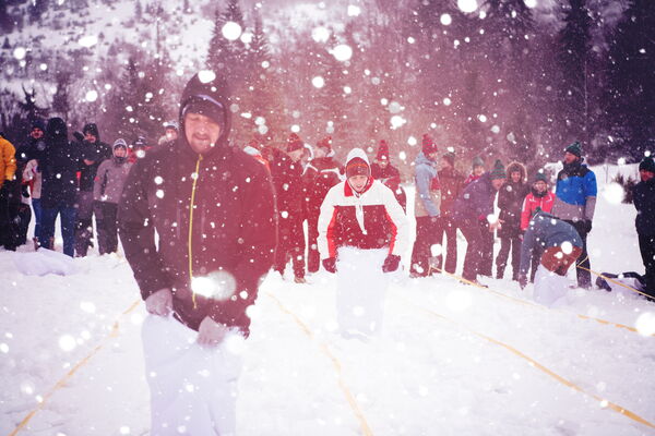 Teilnehmende beim Schneehüpfen einer Winter Challenge bei einer Weihnachtsfeier mit bo events.